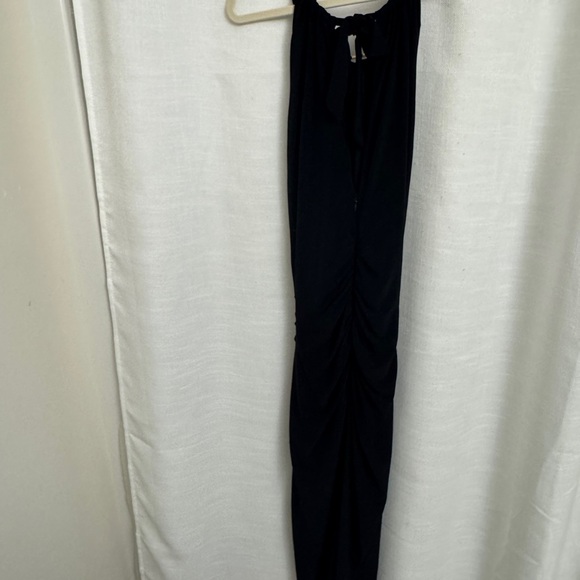 Elegant Black Sleeveless Dress - Picture 7 of 11